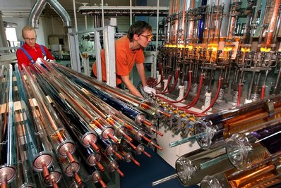 Die Stimmung unter den Narva-Mitarbeitern ist schlecht - 250 Arbeitsplätze sollen gestrichen werden. Das Foto zeigt die Fertigung von Vakuumröhren für Solarenergie.