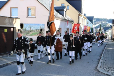 Zum Stadtgründungstag findet jedes Jahr ein Bergaufzug statt, hier die Bergknappschaft von Johanngeorgenstadt.