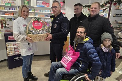 Apothekerin Doreen Solleder übergibt die kleinen Geschenkbeutel an Ortswehrleiter Sascha Klappstein.