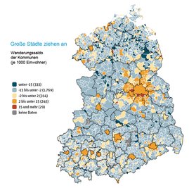 Die Grafik zeigt, wie sich die Einwohnerzahlen in den ostdeutschen Gemeinden zwischen 2008 und 2013 durch Zu- und Abwanderung geändert haben. Rot und Orange stehen für einen positiven Wanderungssaldo, also Zugewinne. Fazit: Die Großstädte ziehen an, die ländlicheren Regionen verlieren.