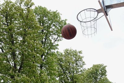 Auch einen Basketballkorb gibt es jetzt.