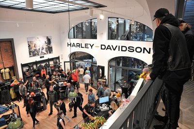 Zweieinhalb Millionen Euro haben die Investoren in die Sanierung des denkmalgeschützten Bahnhofs gesteckt. Jetzt werden dort nicht nur Motorräder sondern auch Kleidung, Helme und E-Bikes verkauft. 