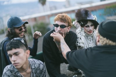 Theo Montoya erhielt für seinen Film  "Anhell69" die Golddene Taube des Internationalen Leipziger Festivals für Dokumentar- und Animationsfilm.