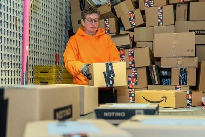 Beladen einer Wechselbrücke. Ute Meier und ihre Kollegen haben alle Hände voll zu tun. Und weil alles unter Zeitdruck geschieht, erinnert das ein wenig an das Computerspiel Tetris - nur dass in Neumark kein Angstschweiß fließt.