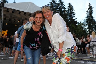 Ingrid Neubert (links) und Jana Schilling lieben die Musik der 90er-Jahre. Grund genug für die Freundinnen und ehemaligen Arbeitskolleginnen, beim 90er-Festival am Samstagabend auf der Schwarzenberger Waldbühne mitzufeiern.