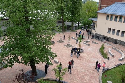 Blick auf den erneuerten Schulhof, an dem seit dem zeitigen Frühjahrgearbeitet wurde.