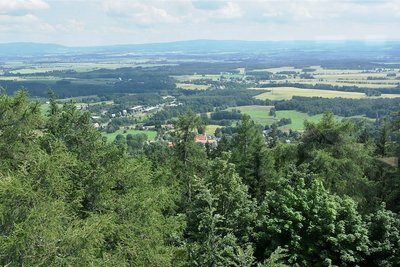Ein Doppeljubiläum wurde am Samstag in Schönberg gefeiert: 90 Jahre Kapellenbergturm und 140 Jahre Vogtländischer Wanderverband. Diesen Panoramablick konnten die Besucher an dem Tag vom 1993 neu errichteten Kapellenbergturm genießen. 
