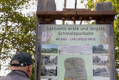 In der Infotafel zur ehemaligen Schmalspurbahn hat der Steinberger Bauhof historische Schienen und Bahnschwellen verbaut.