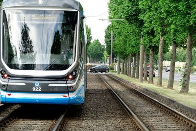 Eine Tram der Linie 4 und ein Pkw sind zusammengestoßen.