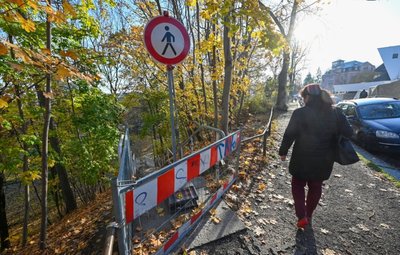 Der schnelle Weg über die Treppe vom Kaßberg, auf Höhe des Hauses Arthur, zum Hartmannplatz in Richtung Innenstadt ist gesperrt. 