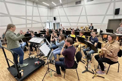 Das Sinfonische Blasorchester unter Leitung von Stadtmusikdirektorin Janice Stand (l.) bei einer Konzertprobe in der Jugendkunstschule Frankenberg.