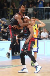 Terrell Harris (links) bejubelt mit Chris Carter dessen spektakulären Siegtreffer in letzter Sekunde. 