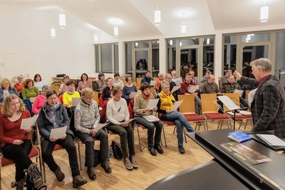 Die Sängerinnen und Sänger der Kantorei Sankt Annen unter der Leitung von Matthias Süß haben im neuen Gemeindesaal bereits ihr Domizil gefunden. Das komplette Gemeindezentrum wird voraussichtlich im Frühsommer offiziell seiner Bestimmung übergeben. 