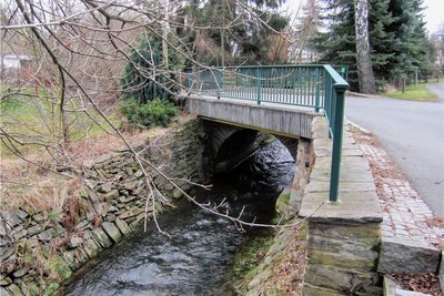 Die Brücke über den Münzbach soll zum Hochwasserschutz des Münzbachtales abgerissen werden.