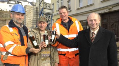 
              <p class="artikelinhalt">Hochprozentiges für hundertprozentigen Einsatz: OB Dieter Kießling bedankte sich am Dienstag im Namen des Stadtrates bei den Bauarbeitern Gerald Pollmer, Dieter Klepl und Udo Singer (von links) . Der Grünbitter von Zill und Engler freilich wurde erst nach der Arbeit geköpft.</p>
            