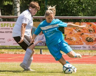 Nur selten konnten sich die Fußballerinnen des ATSV Gebirge/Gelobtland gegen Affalter so durchsetzen wie in dieser Szene Stefanie Legler (r.) gegen Christin Schmitt. Affalter siegte mit 2:0. 