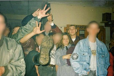 Uwe Mundlos und Beate Zschäpe bewegten sich schon vorm Abtauchen in der Chemnitzer Neonaziszene. Kameraden aus Thüringen, Sachsen, Bayern und Baden-Württemberg besuchten einander gegenseitig. In Chemnitz zeigt Mundlos (2. v. r.) den Kühnengruß (Szeneersatz für den verbotenen Hitlergruß). 