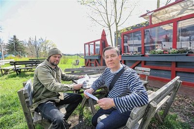 Torsten Weihrich (links) kämpft für den Erhalt seines Imbisses an der ehemaligen Heideschänke. Dafür hat er Unterschriften gesammelt. Sascha Wagner von Cabin Wood will weitere Minihäuser auf der Wiese errichten. 