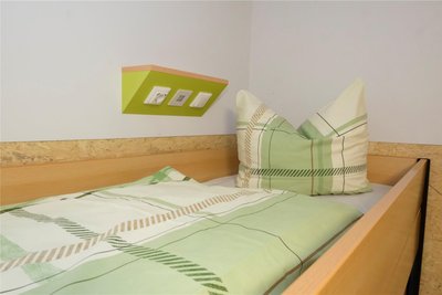 Über jedem Bett findet sich eine Ablage mit Schalter, LED-Licht und einer Steckdose mit USB-Anschlüssen.