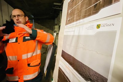 Andreas Gruner vom Landesamt für Straßenbau und Verkehr beschreibt die Schäden der gesperrten Elbbrücke bei Bad Schandau.