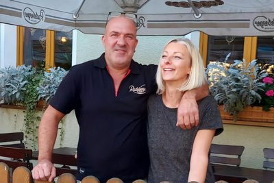 „Die Mehrwertsteuer hilft uns nur, um etwas Luft zu holen“, sagt Erik Weber, Inhaber der Erzgebirgsgaststätte in Bermsgrün. Auf dem Bild ist er mit Ehefrau Susann zu sehen.