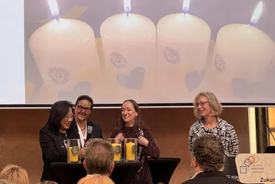 Die Kerzenzeremonie erinnert an die weltweite Verbundenheit der Soroptimistinnen – ein stilles Licht für Frieden und Zusammenhalt.