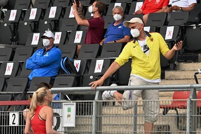 Eiszeit in Braunschweig: Während Kristin Gierischs neuer Trainer Charles Friedek ihren Sprung auswertet, schaut ihr Ex-Trainer Harry Marusch (blaues T-Shirt) nur kurz hin. Das einstige Erfolgsduo geht seit Herbst 2020 getrennte Wege.