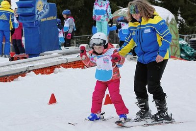 Bei Kids on Snow sollen die Jüngsten spielerisch erste Schritte auf Ski wagen. Skilehrerin Stefanie zeigt Mia, wie man eine "Pizza" macht. 