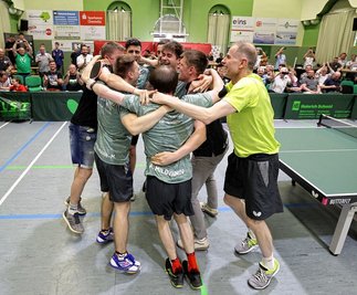 Da gab es kein Halten mehr: Der TTC Sachsenring Hohenstein-Ernstthal bejubelt den Klassenerhalt in der 2. Tischtennis-Bundesliga. 