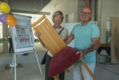 Mathias und Birgit Schönfelder aus Ellefeld spendeten den ersten Stuhl fürs neue „Café H34“.
