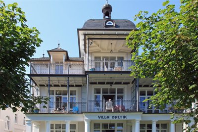 Alle diese wunderbaren Bauten reihen sich in Binz wie Perlen an einer Kette. Sie demonstrieren zugleich, dass Bäderarchitektur ein unglaubliches Sammelsurium an Stilen und Epochen ist.