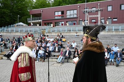 Miskus-Geschäftsführer Thomas Kühn (rechts) schlüpfte zur Einweihung in seine Rolle als Kurfürst August von Sachsen.