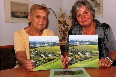 Nach zwei Jahren halten Renate Wolf (links) und Gabriele Hentschel das fertige Buch in den Händen. 