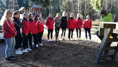 In Grünheide drehte sich nicht alles nur um den Ball. Das Foto zeigt die Fußballerinnen bei der Einführung im Kletterpark. 