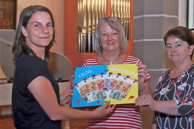 Gisa Dreilich, Vorsitzende des DGB Mittelsachsen, und Brigitte Neumeister, Vorsitzende Verdi Freiberg, übergaben den Erlös aus dem Kuchenbasar an Jana Tschapek vom "Begegnungscafé" (v. r.). 