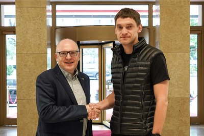 OB Sven Schulze (links) und der Bürgermeister der ukrainischen Stadt Melitopol, Ivan Fedorov.