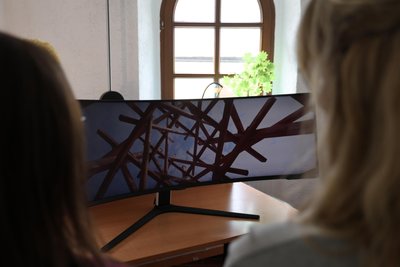 Mit einem großen Bildschirm und vielen Lautsprechern soll man in die Kunstwerke förmlich eintauchen.
