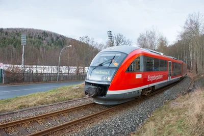Ein Zug der Erzgebirgsbahn. Die Strecke von Chemnitz nach Aue hat der VMS nicht mehr ausgeschrieben. Weitere Streichungen drohen.