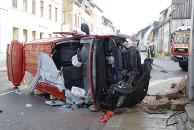 Ein VW-Transporter ist am Samstagvormittag in Geringswalde von der Straße abgekommen und mit einer Mauer kollidiert.