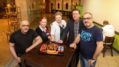 Centermanager Holger Kappei (2. von rechts) mit den Mietern Mohamad Almaani, Daniela Forster, Birgit Kilian und Cino Gökcen (von links). Im Hintergrund ist die Farbgestaltung zu sehen, die neuen Möbel sind bestellt. 