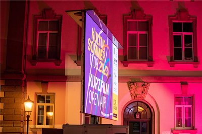 Die Filme liefen auf dem Theaterplatz über diese Wand.
