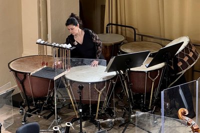 Solopaukerin Vallentina Nobizelli aus Chile setzte im Konzert der Mittelsächsischen Philharmonie in Freiberg markante Akzente.