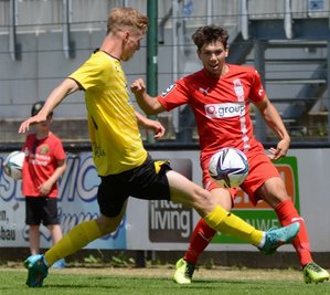 Probespieler Pierre-Maurice Scheunert (links) im Zweikampf mit dem ehemaligen Auerbacher Yannic Voigt.