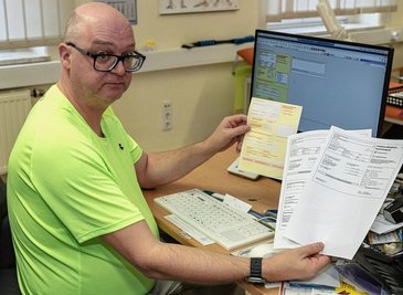 So viel Zettelkram, nämlich zwei A4-Ausdrucke, verursacht der elektronische Krankenschein noch, sagt der Auerbacher Hausarzt Steffen Heidenreich. Der gelbe Schein (links) sei da papiersparender. 