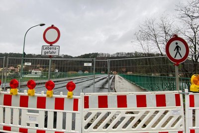 Vorsicht, Lebensgefahr: Mit dem Zustand der Elbbrücke bei Bad Schandau ist nach Ansicht der Prüfer nicht zu spaßen.
