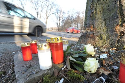 Freunde der Verunglückten stellten am Mittwoch im Laufe des Tages an der Unfallstelle immer mehr Grablichter auf und legten Blumen nieder. 