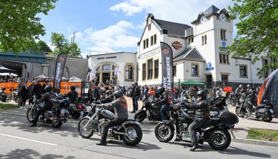 Die Eröffnung wurde zum Harley-Treffen. "In der Szene gibt es keinen Neid darum, wer den dicksten Schlitten hat", sagt Betriebsleiter Mathias Lindner.