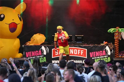 Das für Revival-Partys bekannte DJ-Showprojekt Venga Venga heizte dem Publikum ordentlich ein. Die 90er-Jahre verbinden Generationen, was sich auch auf der Waldbühne zeigte.