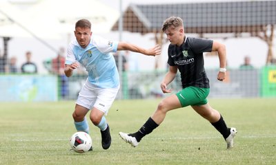 CFC-Spieler Felix Schimmel (links) im Duell mit dem Klaffenbacher Martin Müller. Die Himmelblauen gewannen mit 8:0. Die Tore erzielten Simon Noah Roscher (2), Stanley Keller, Andis Shala, Kevin Freiberger, Tobias Müller, Furkan Kircicek und Tim Campulka. 