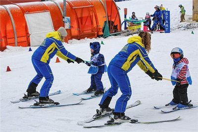 Michelle Weichert (l.) und Tereza Falatkova kümmerten sich bei Kids on Snow um die Kleinsten. Schon im Alter von drei Jahren können die Mädchen und Jungen mit der Ausbildung starten.